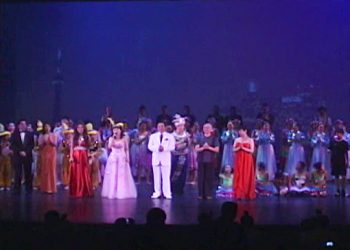 三幕历史舞剧”百年沧桑枫叶红“