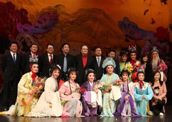 中国越剧界明星版《梁祝》蝶飞北美