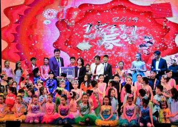 天降瑞雪迎宾客 两台晚会庆新春